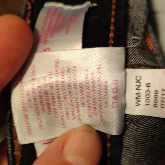 ***No Boundaries Destructed Cut Off Jeans - Picture 5 of 5